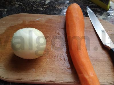 Troškintas hekas su morkomis ir svogūnais Žingsnis 1