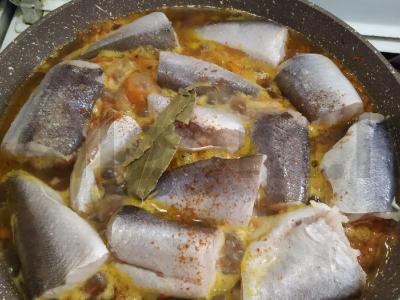 Troškintas hekas su morkomis ir svogūnais Žingsnis 5