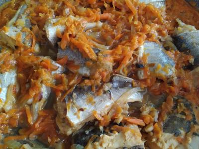 Troškintas hekas su morkomis ir svogūnais pagrindine nuotrauka