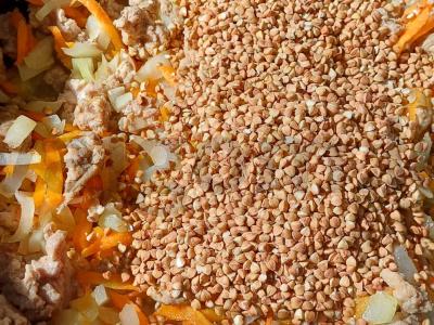 Troškinta grikių košė su švelniu faršu Žingsnis 2