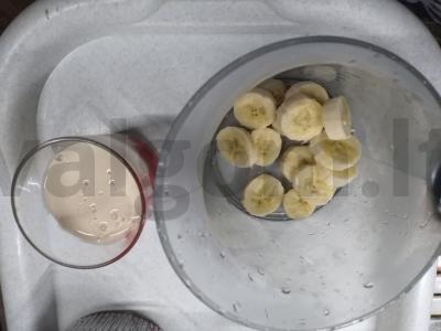 Bananų desertas su granola ir riebia grietine Žingsnis 1