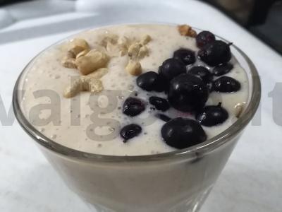 Bananų desertas su granola ir riebia grietine pagrindine nuotrauka