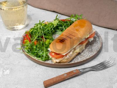 Kalakutienos filė sumuštinis karštame bandele pagrindine nuotrauka