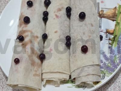 Lavašas su uogomis ir vaisiais pagrindine nuotrauka