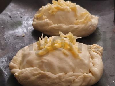 Sluoksniuotos be mielių bandelės pagrindine nuotrauka