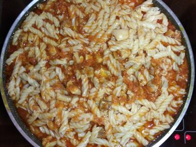 Makaronai su mėsa pomidorų padaže pagrindine nuotrauka