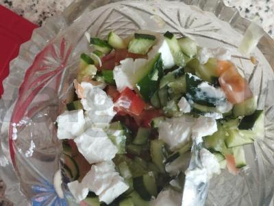 Graikiškas salotas su feta pagrindine nuotrauka