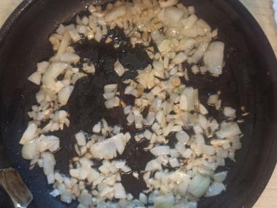 Kopūstai, troškinti su džiovinta dešra ir pomidoru Žingsnis 1