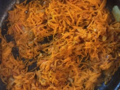 Kopūstai, troškinti su džiovinta dešra ir pomidoru Žingsnis 2