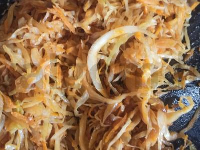 Kopūstai, troškinti su džiovinta dešra ir pomidoru Žingsnis 3