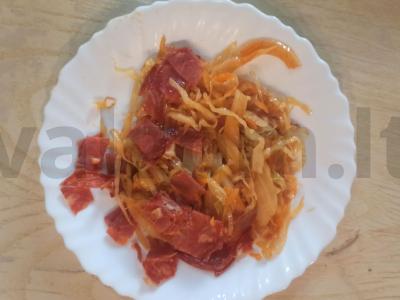 Kopūstai, troškinti su džiovinta dešra ir pomidoru pagrindine nuotrauka