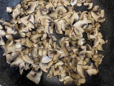 Salotas „Švelnus“ su vištiena ir pievagrybiais Žingsnis 1