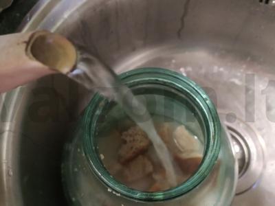 Namų kvasas iš dviejų rūšių duonos Žingsnis 5