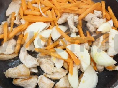 Azijietiška vištienos ryžių makaronų patiekalas Žingsnis 2