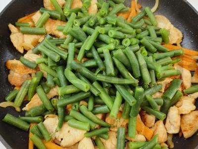 Azijietiška vištienos ryžių makaronų patiekalas Žingsnis 3