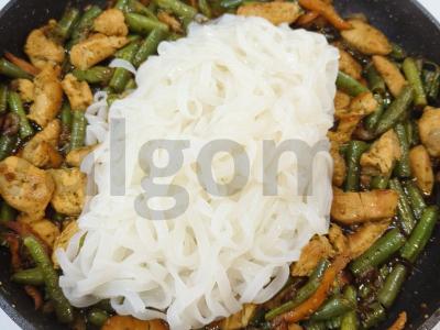 Azijietiška vištienos ryžių makaronų patiekalas Žingsnis 5