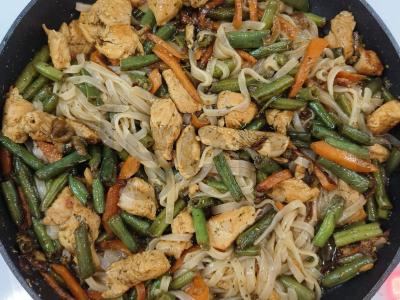 Azijietiška vištienos ryžių makaronų patiekalas Žingsnis 6