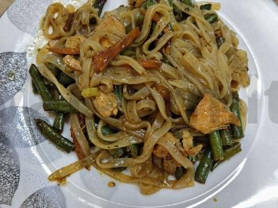 Azijietiška vištienos ryžių makaronų patiekalas pagrindine nuotrauka