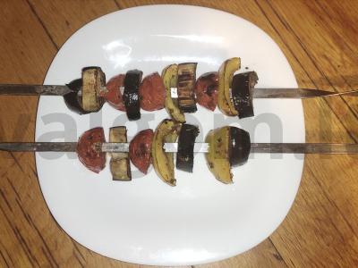 Daržovės su provanso žolelėmis ant anglių pagrindine nuotrauka