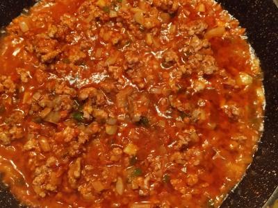 Bolognese padažas su jautienos faršu ir česnaku pagrindine nuotrauka