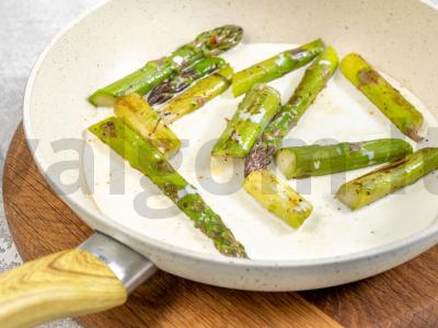 Plačiakarpis su šparagų kremu ant bulvių pagalvėlės Žingsnis 3