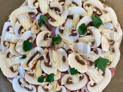 Pica „Žiuljen“ su pievagrybiais, vištiena ir dešra Žingsnis 7