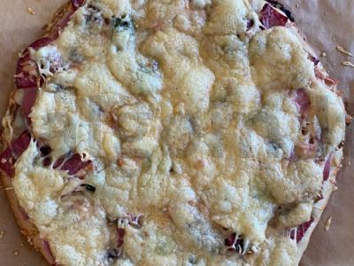 Pica „Žiuljen“ su pievagrybiais, vištiena ir dešra pagrindine nuotrauka