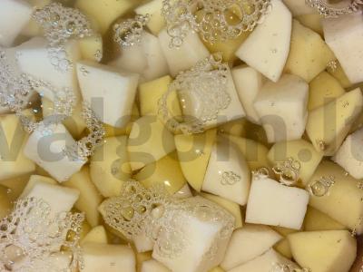 Troškinta bulvė su morkomis ir konservuota mėsa Žingsnis 2