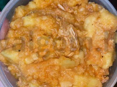 Troškinta bulvė su morkomis ir konservuota mėsa pagrindine nuotrauka