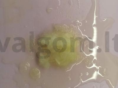 Kukurūzų košės apkepas su svogūnais ir krapais Žingsnis 1