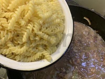 Makaronai su namine troškinta mėsa Žingsnis 6