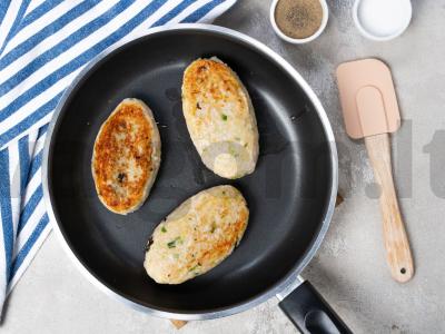 Sumaišyti kalakutienos filė kotletai su žuvimi Žingsnis 3