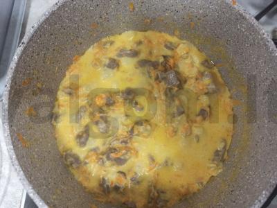 Vištienos skrandžiai grietinėje su šviežiais žalumynais pagrindine nuotrauka