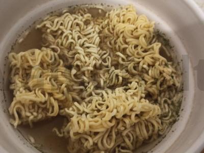 Nudelių patiekalas su skrudintomis duonelėmis ir pomidorų pasta Žingsnis 1