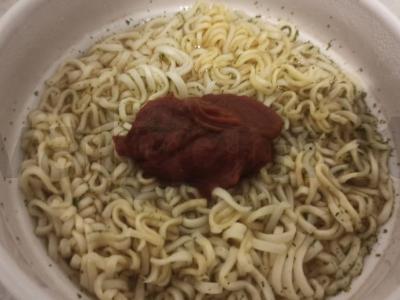 Nudelių patiekalas su skrudintomis duonelėmis ir pomidorų pasta Žingsnis 2