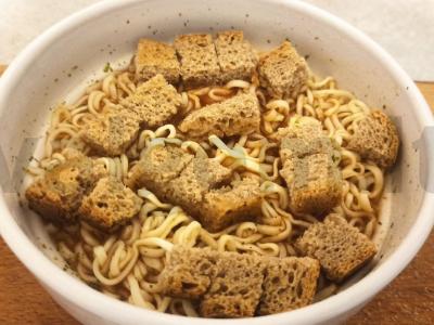 Nudelių patiekalas su skrudintomis duonelėmis ir pomidorų pasta pagrindine nuotrauka