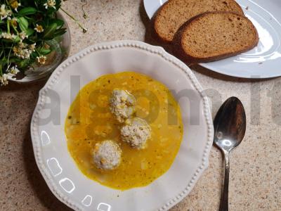 Lengvas sriuba su mėsos kukuliais šeimos pietums pagrindine nuotrauka