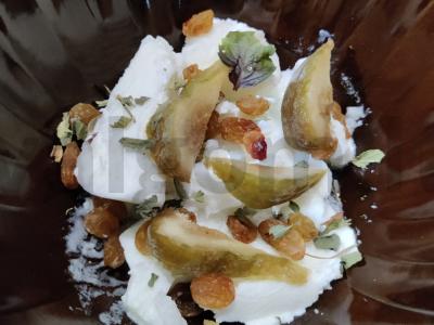 Desertinis jogurtas su figomis, razinomis ir mėta pagrindine nuotrauka