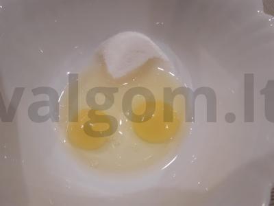 Skanus greitas pyragas su kefyru ir kriaušių uogiene Žingsnis 1