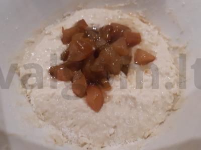 Skanus greitas pyragas su kefyru ir kriaušių uogiene Žingsnis 4