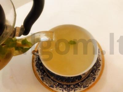 Mėtų arbata su laimu ir cinamonu pagrindine nuotrauka