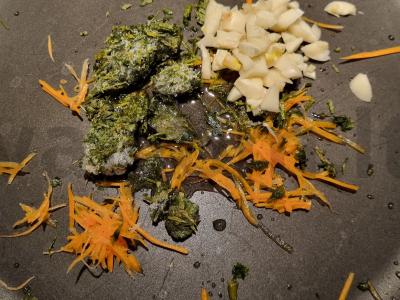 Vištiena pomidoruose su riešutais ir kalendra Žingsnis 1