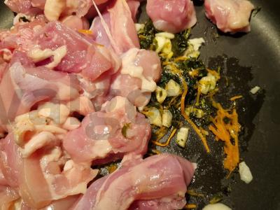 Vištiena pomidoruose su riešutais ir kalendra Žingsnis 2