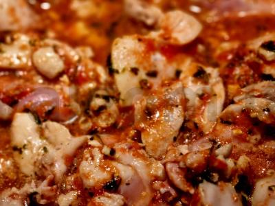 Vištiena pomidoruose su riešutais ir kalendra pagrindine nuotrauka