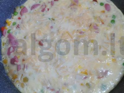 Pavasarinė frittata su daržovėmis, sūriu ir dešrelėmis Žingsnis 3