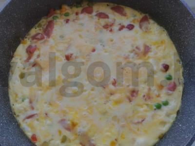 Pavasarinė frittata su daržovėmis, sūriu ir dešrelėmis pagrindine nuotrauka