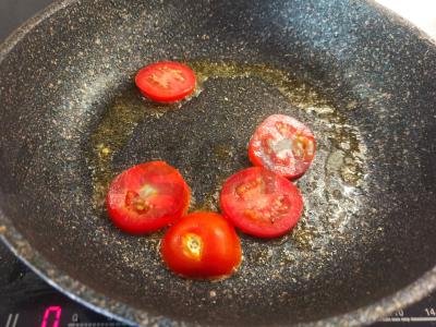 Keptas pomidoras su žolelėmis tešloje Žingsnis 1