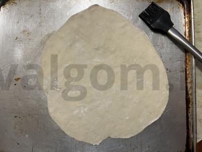 Krustyta mėsos pica su mocarelos plutele ir marinuotais agurkais Žingsnis 3