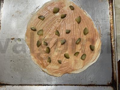 Krustyta mėsos pica su mocarelos plutele ir marinuotais agurkais Žingsnis 6