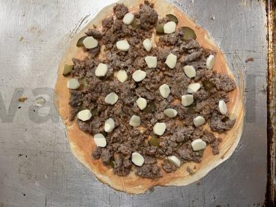 Krustyta mėsos pica su mocarelos plutele ir marinuotais agurkais Žingsnis 7